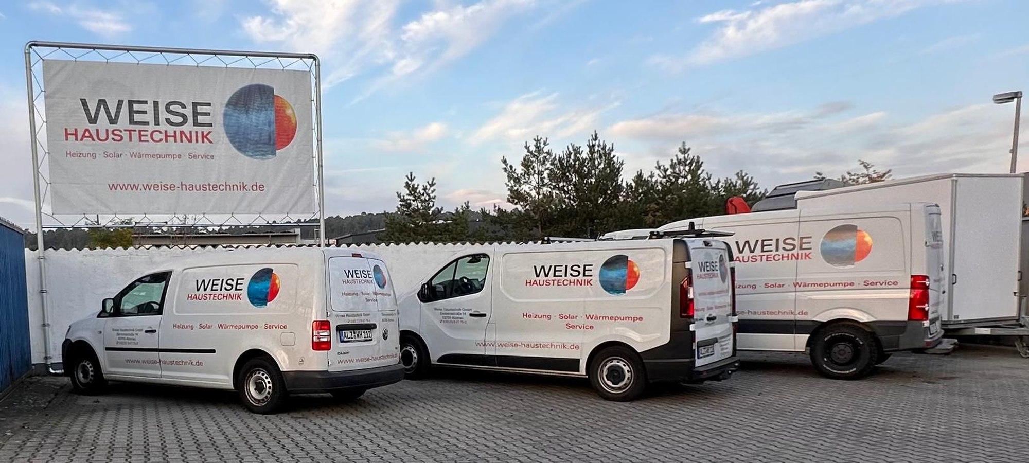 Fuhrpark von Weise Haustechnik mit gebrandeten Servicefahrzeugen