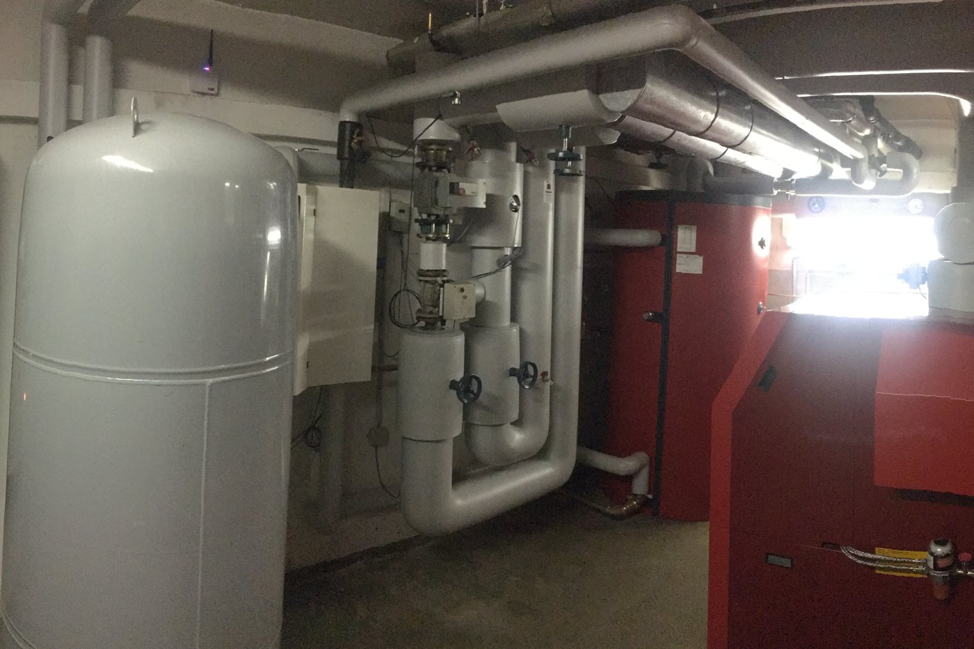 Technikraum mit Speicher und Verteilung nach Modernisierung