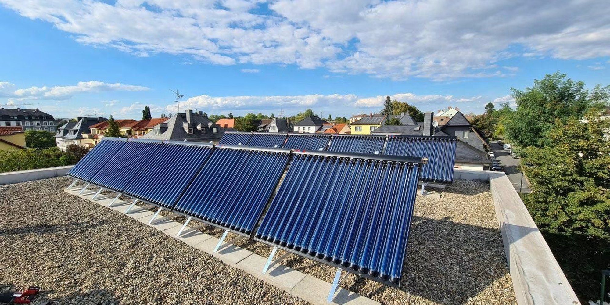 Solarthermie-Anlage auf einem Dach im Raum Alzenau, installiert von Weise Haustechnik