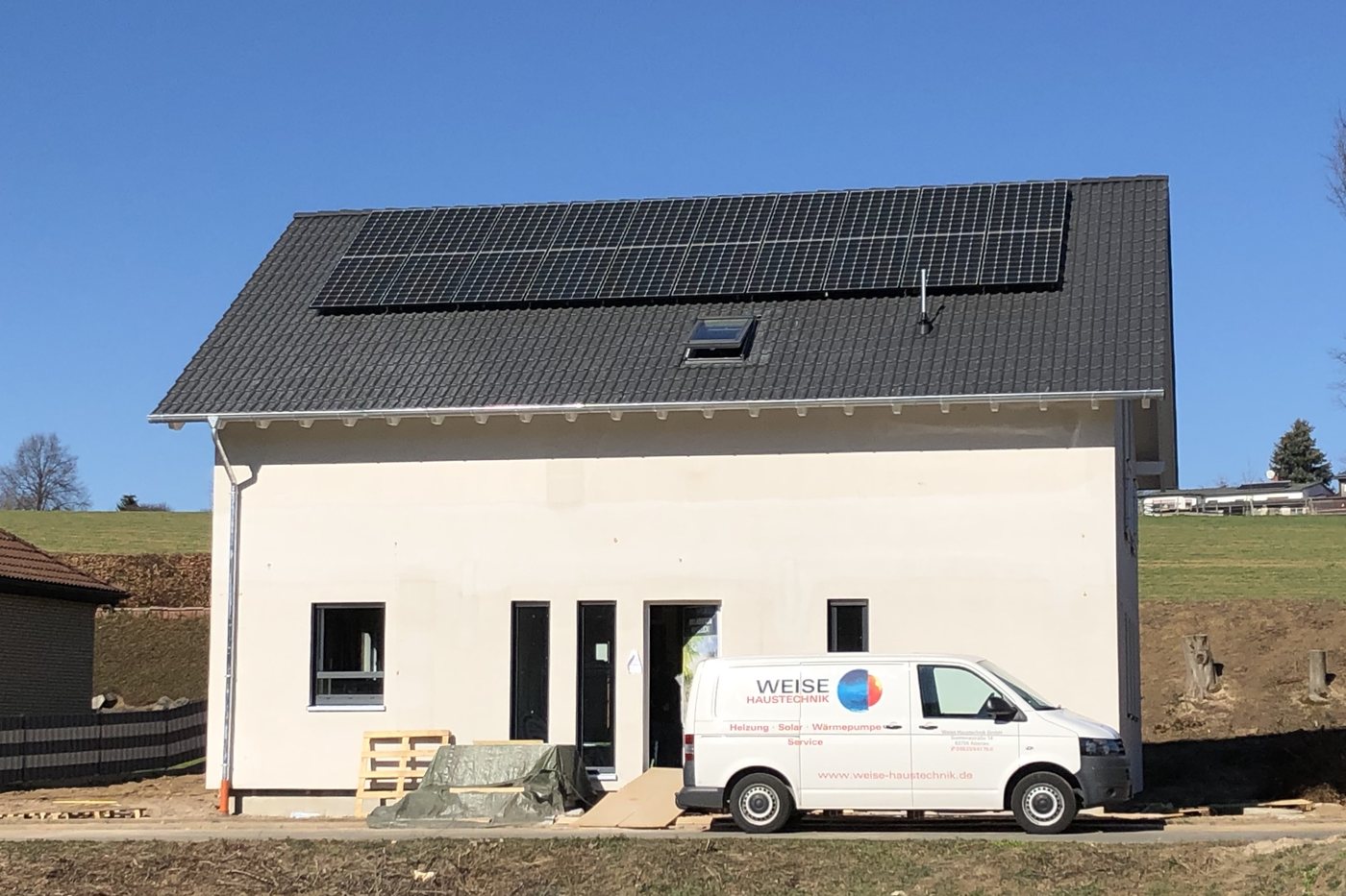 Neubau mit Photovoltaik-Dach, ausgestattet von Weise Haustechnik