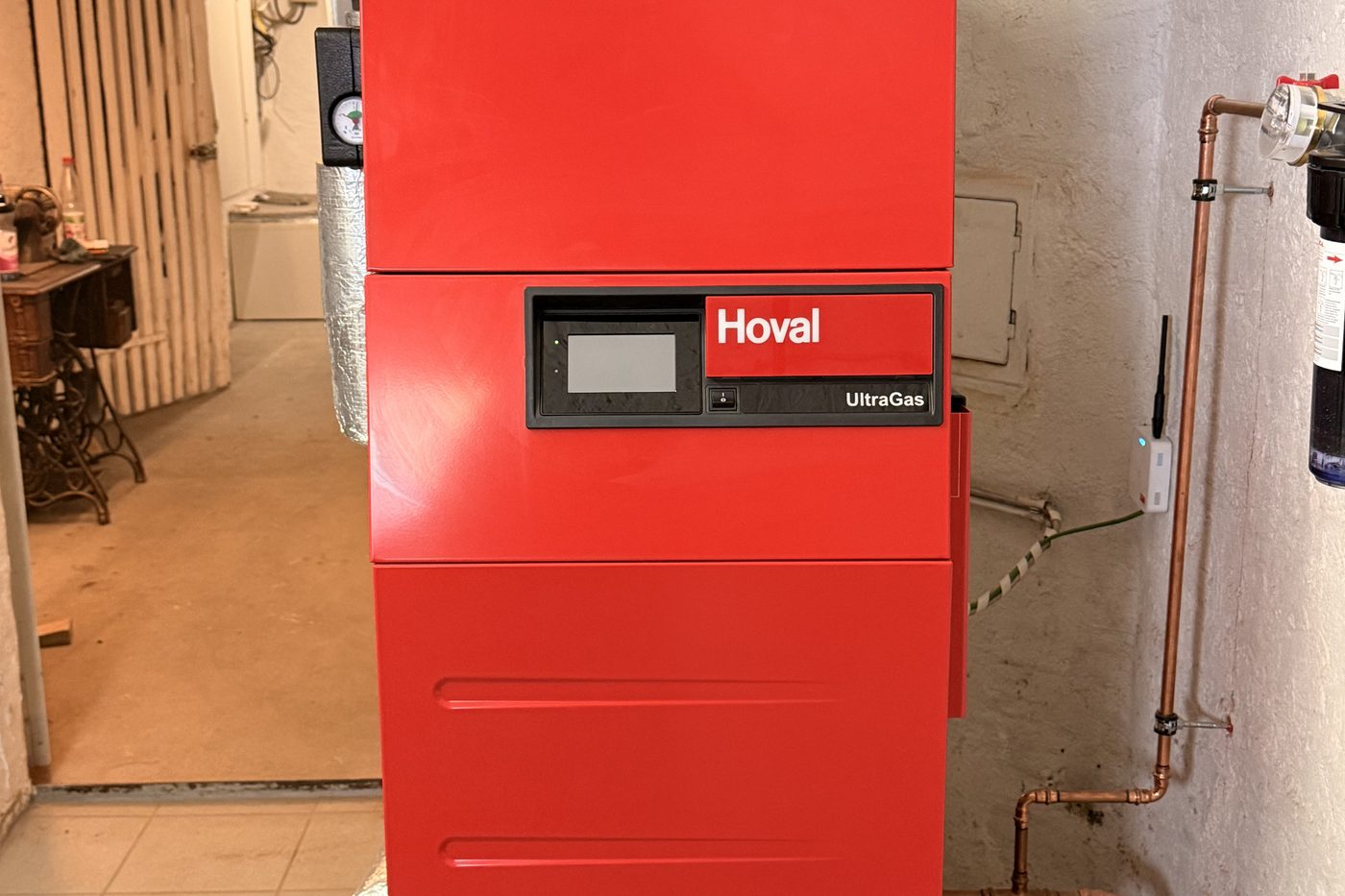 Moderner Gas-Brennwertkessel nach Heizungsmodernisierung