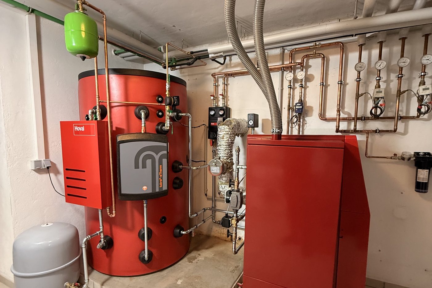 Pelletheizung mit Pufferspeicher im Heizraum eines Wohnhauses