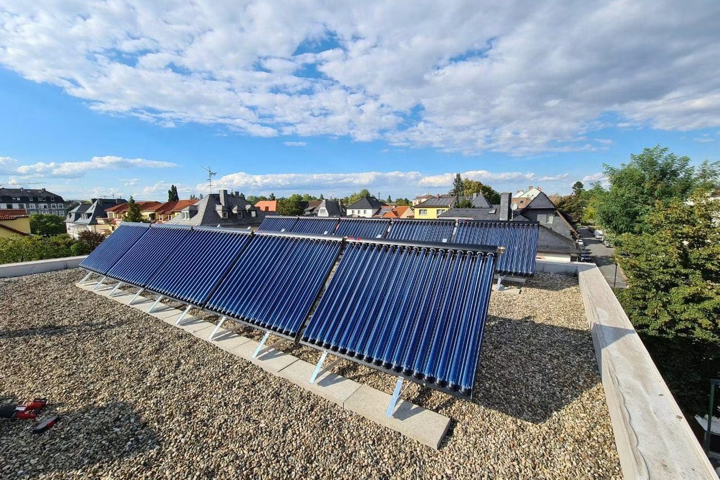 Solarthermie-Anlage auf Flachdach mit aufgeständerten Röhrenkollektoren