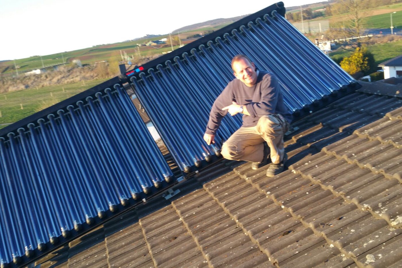 Monteur von Weise Haustechnik bei der Montage von Solarthermie-Röhrenkollektoren