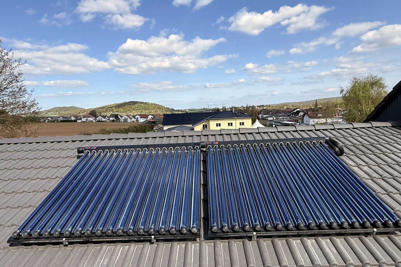 Solarthermie-Vakuumröhrenkollektoren auf einem Dach im Raum Alzenau