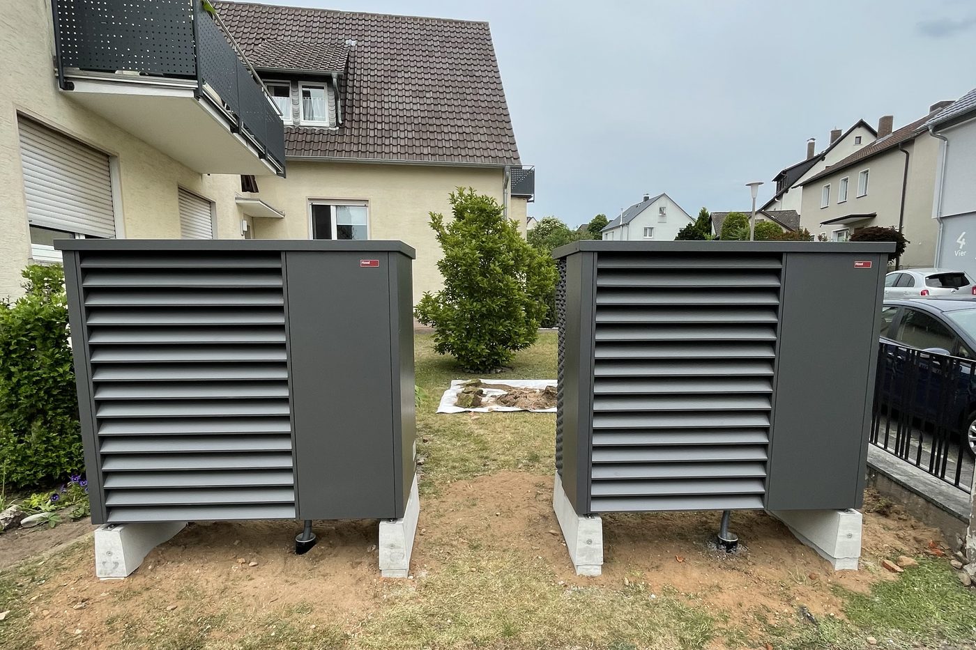 Kaskadierte Wärmepumpen-Anlage mit zwei Außeneinheiten für ein Mehrfamilienhaus